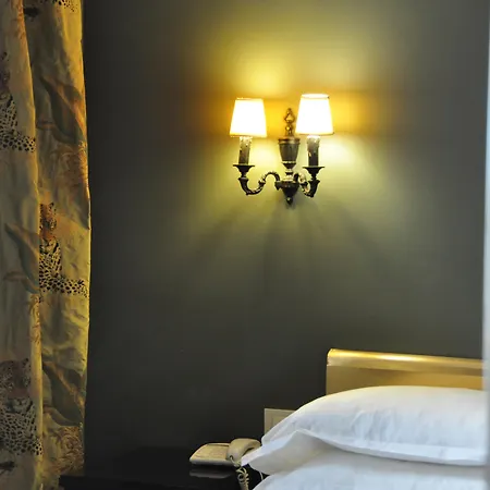 Noir 3* Paris