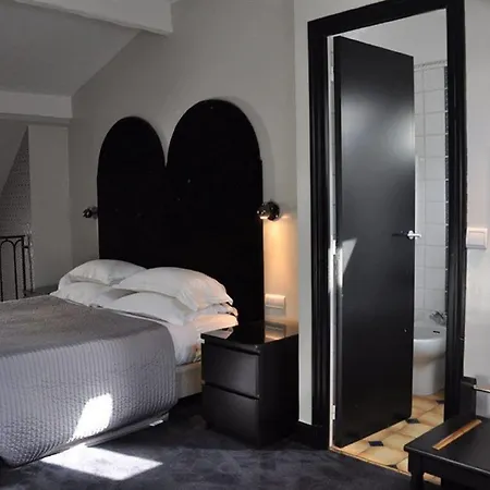 Noir 3* Paris